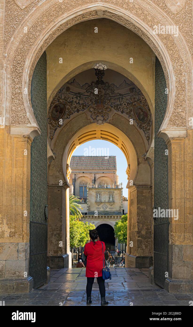 La Puerta del Perdon s'ouvre par la tour Alminar et mène au patio de los Naranjos et à la Grande Mosquée. Cordoue. Le centre historique de Banque D'Images