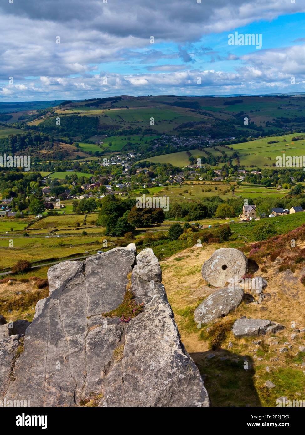 Nuages d'orage au-dessus des rochers et pierre de moulin abandonnée à Curbar Edge dans le parc national de Peak District Derbyshire Angleterre Royaume-Uni Banque D'Images