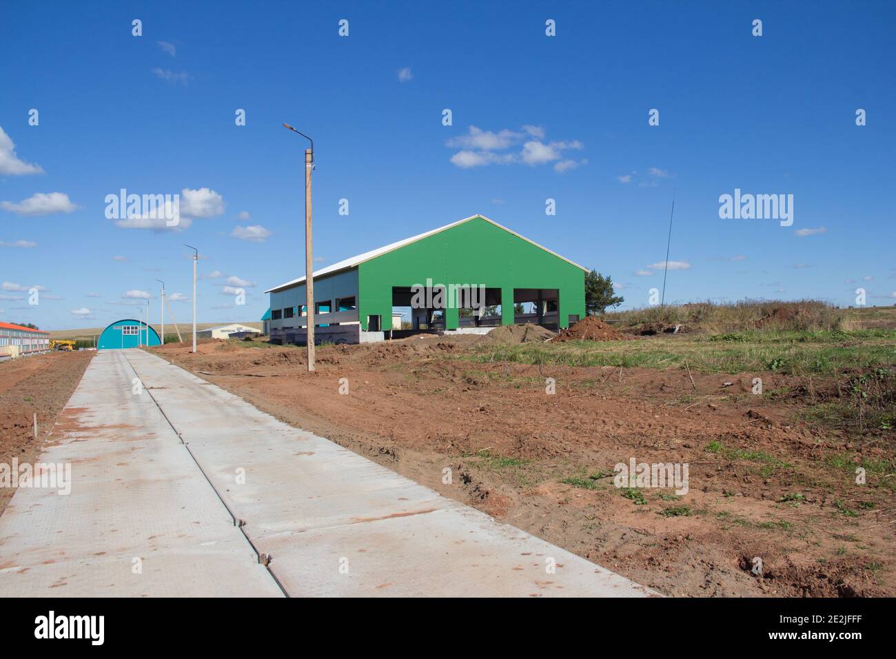 Entrepôt hangar. Construction de hangars à partir d'un cadre en métal et de matériaux muraux modernes à partir de panneaux sandwich. Bâtiments préfabriqués à partir d'un cadre et d'une poêle Banque D'Images