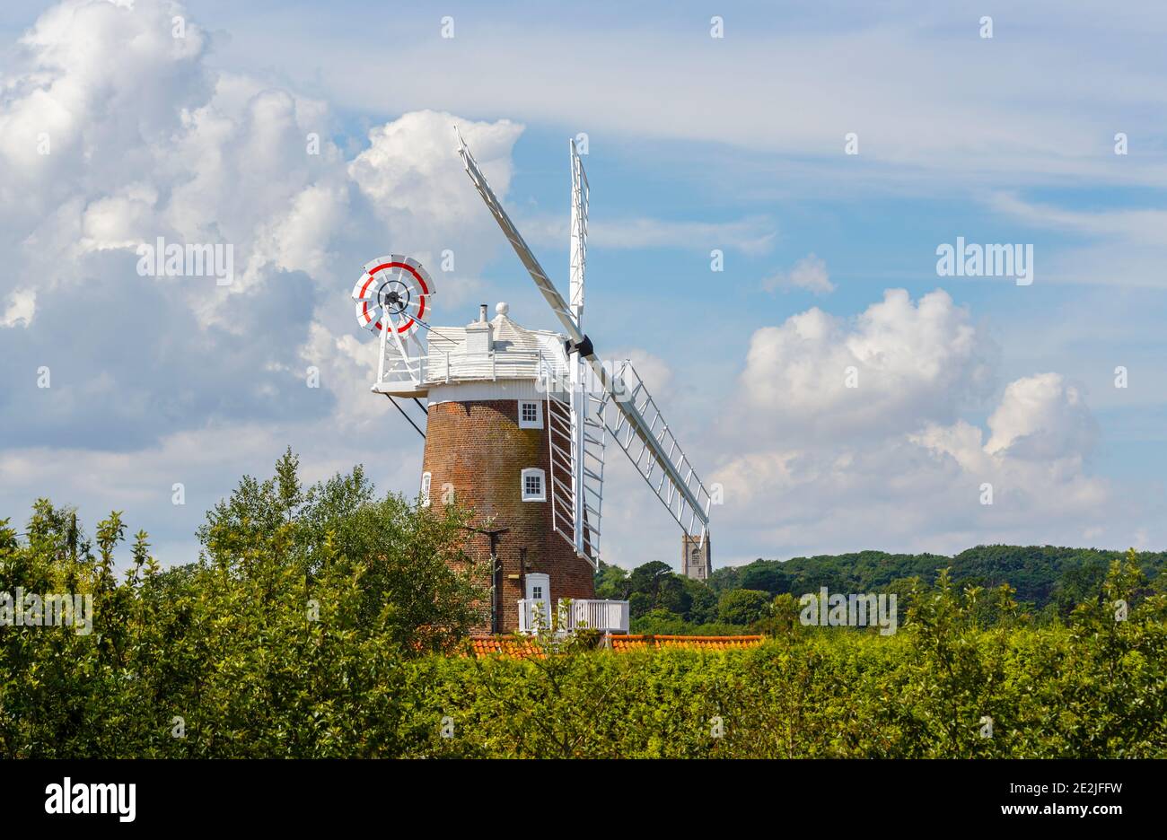 Moulin à vent CLEY à CLEY-NEXT-the-Sea, un petit village côtier du nord de Norfolk, au Royaume-Uni, avec ciel bleu en été Banque D'Images