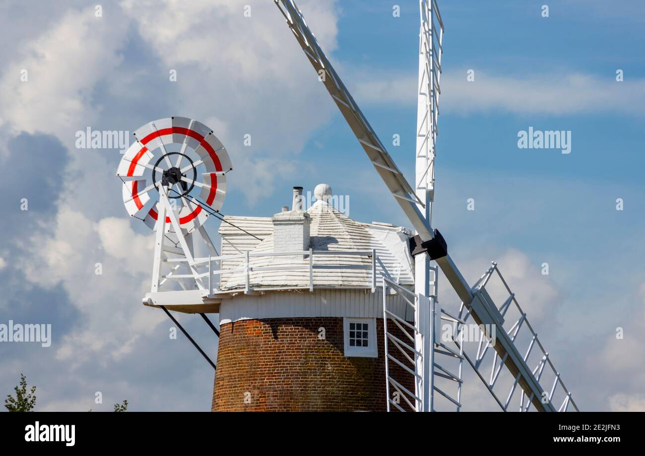 Vue rapprochée du sommet du moulin à vent de CLEY à CLEY-Next-the-Sea, un petit village côtier du nord de Norfolk, Royaume-Uni, avec ciel bleu en été Banque D'Images