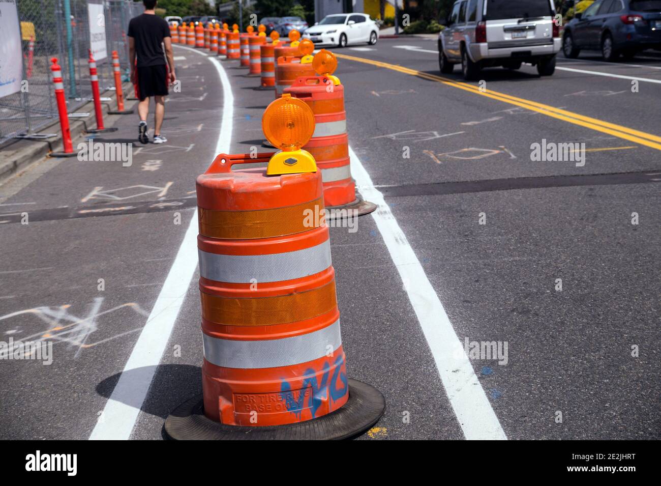 Rue avec voies délimitées par des séparateurs de route. Travaux Routiers. Organisation de la circulation routière à l'aide de bornes de circulation. Banque D'Images