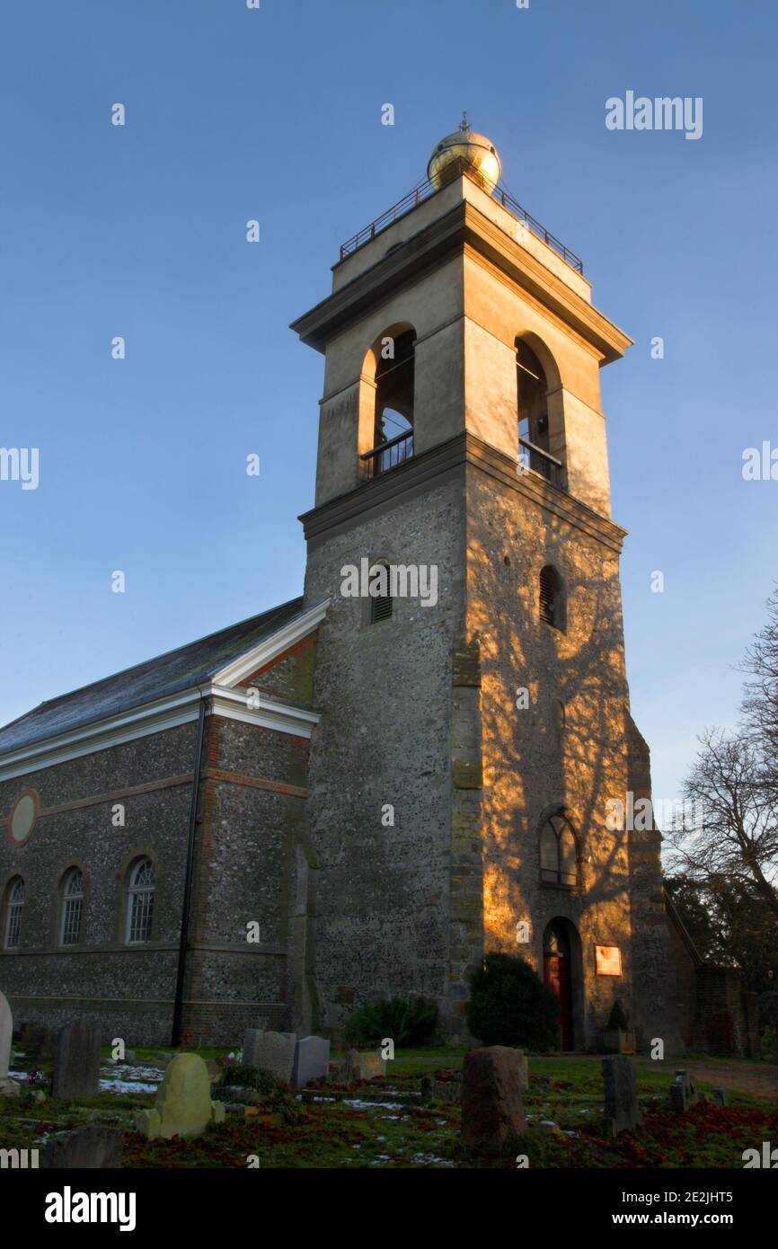 Cette église, qui se distingue par sa boule dorée et sa proximité des grottes du Hellfire Club et du mausolée de Dashwood, a été construite par Hellfire Club Banque D'Images