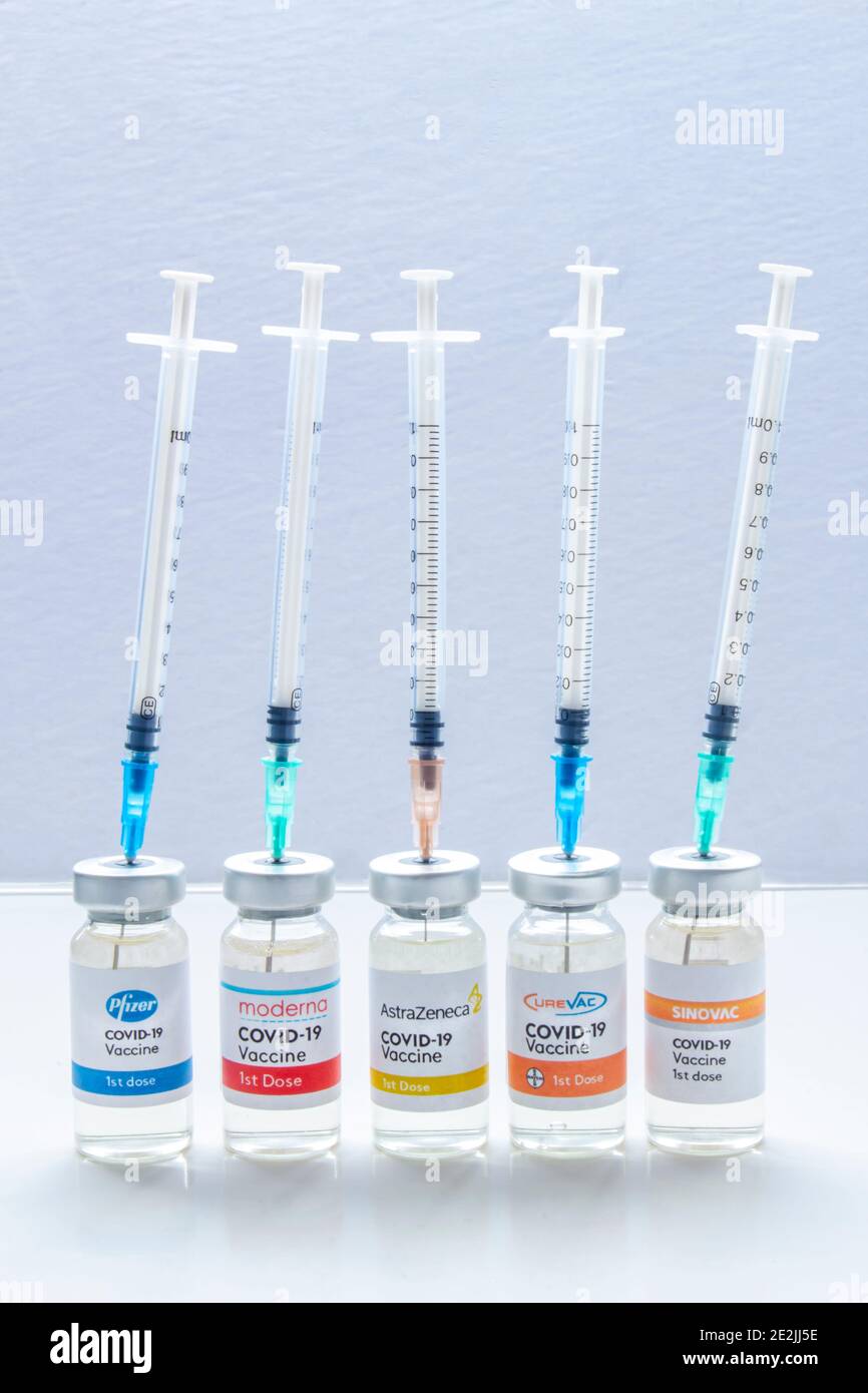 Calgary, Alberta, Canada. 11 janvier 2021. Plusieurs seringues et flacons d'injection flacons de vaccins de covid-19 vaccins populaires marques in t Banque D'Images