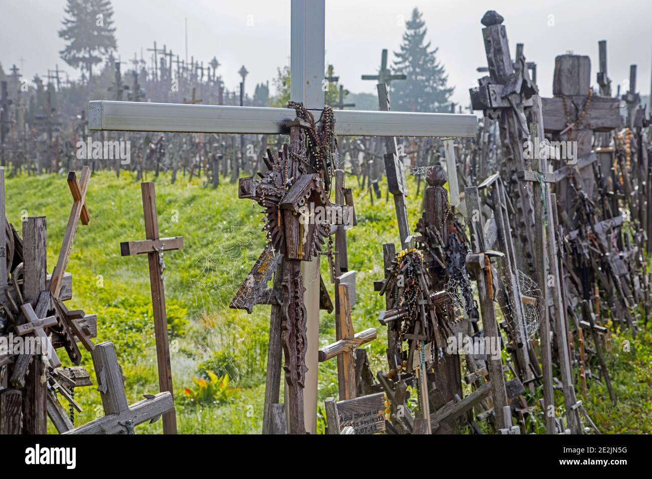 Colline des croix, lieu de pèlerinage catholique près de la ville de Siauliai, dans le nord de la Lituanie Banque D'Images