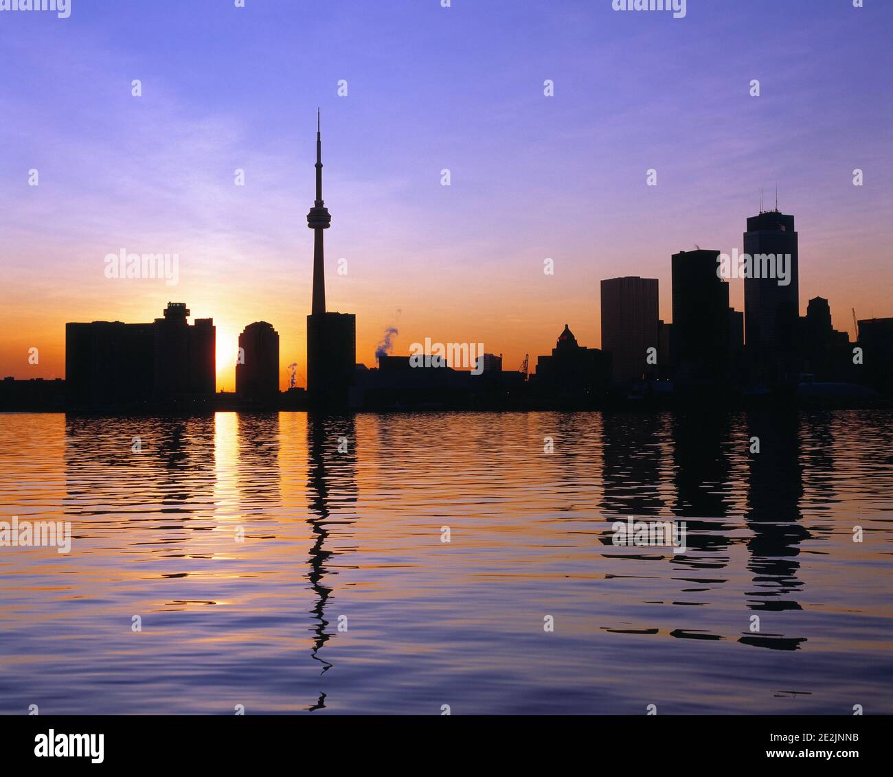 Canada. Ontario. Toronto. Horizon de la ville avec tour CN au coucher du soleil. Banque D'Images
