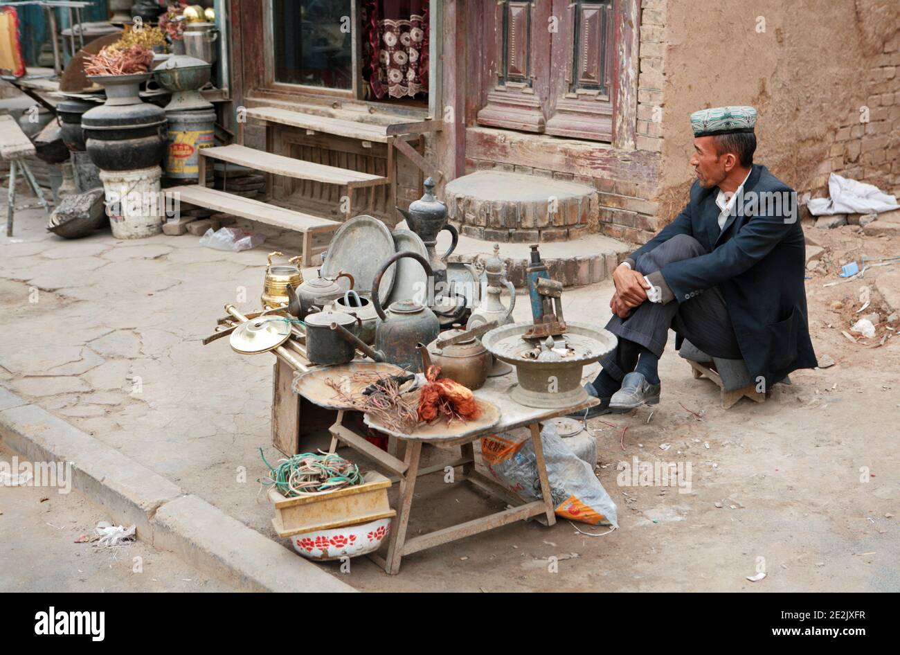 Un Uyghur vend divers morceaux de matériel dans la vieille ville de Kashgar, province de Xinjiang, Chine. 5 octobre 2011. Photo: Stuart Boulton. Banque D'Images