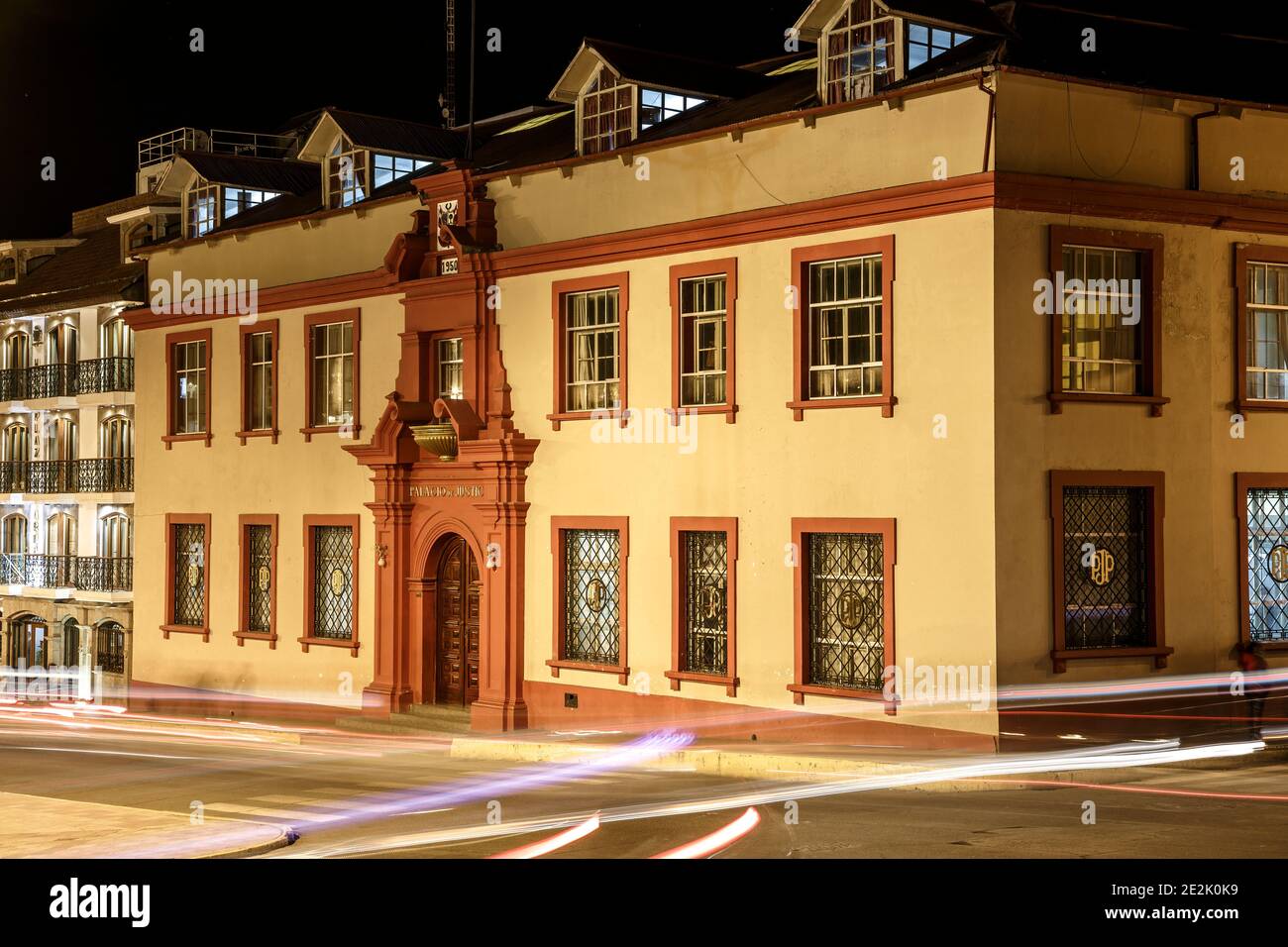 Palacio de Justicia (palais de justice) et traînées de lumière de voiture, Plaza de Armas, Puno, Pérou Banque D'Images