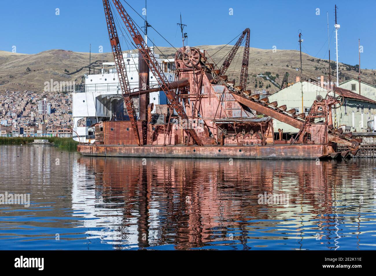Dredger, marina, Port de Puno, ville de Puno, Lac Titicaca, Pérou Banque D'Images