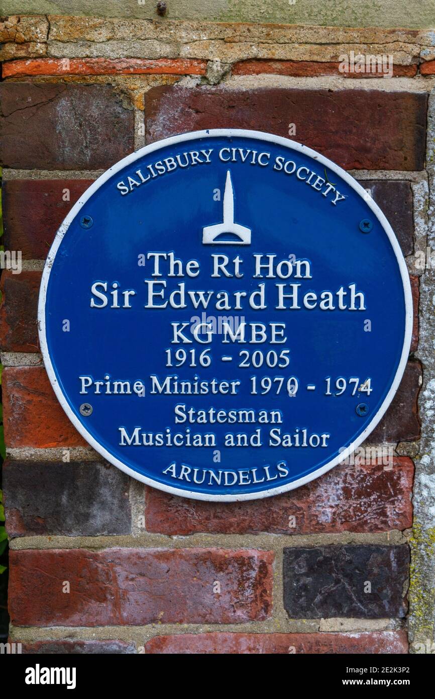 Plaque bleue pour Arundells, la maison de l'ancien Premier ministre Sir Edward Heath, The Close, Salisbury, Wiltshire, Royaume-Uni. Banque D'Images