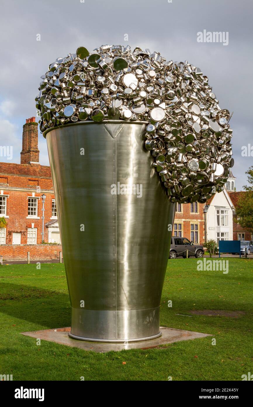 'Quand Soak devient Spill', par Subodh Gupta, Salisbury Cathedral Close, Salisbury, Wiltshire, Royaume-Uni. Banque D'Images