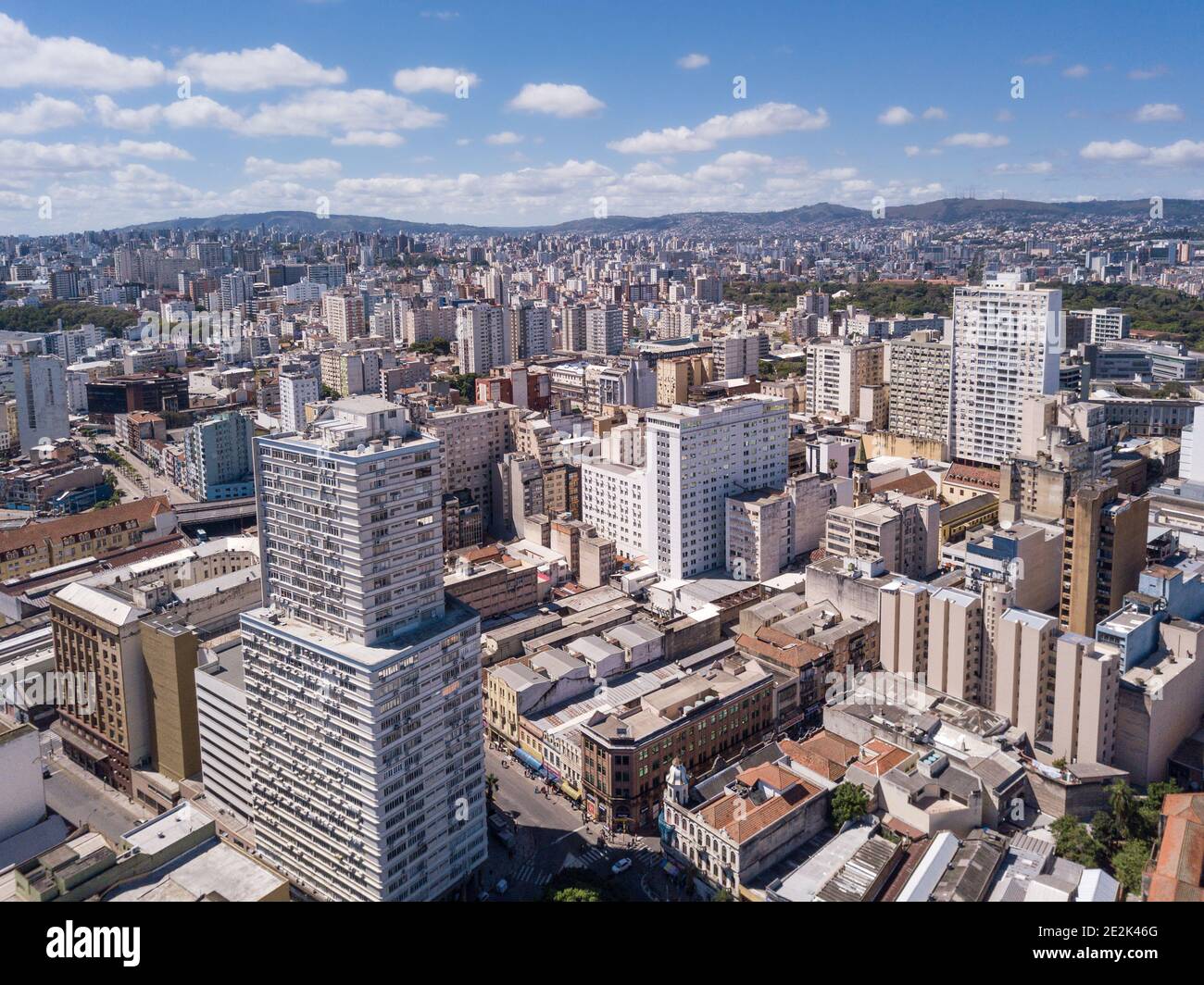 Vue aérienne par drone des bâtiments de la ville de Porto Alegre, État de Rio Grande do Sul, Brésil. Belle journée d'été ensoleillée avec ciel bleu. Concept d'urb Banque D'Images