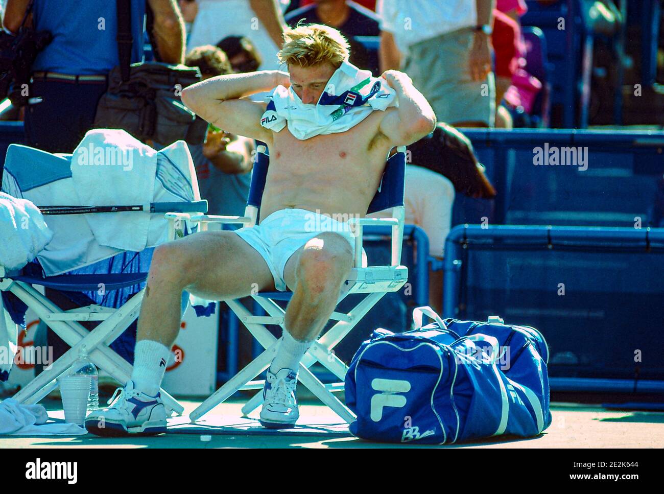 Boris Becker (GER) lors d'un changement aux Championnats américains de tennis Open 1989. Banque D'Images