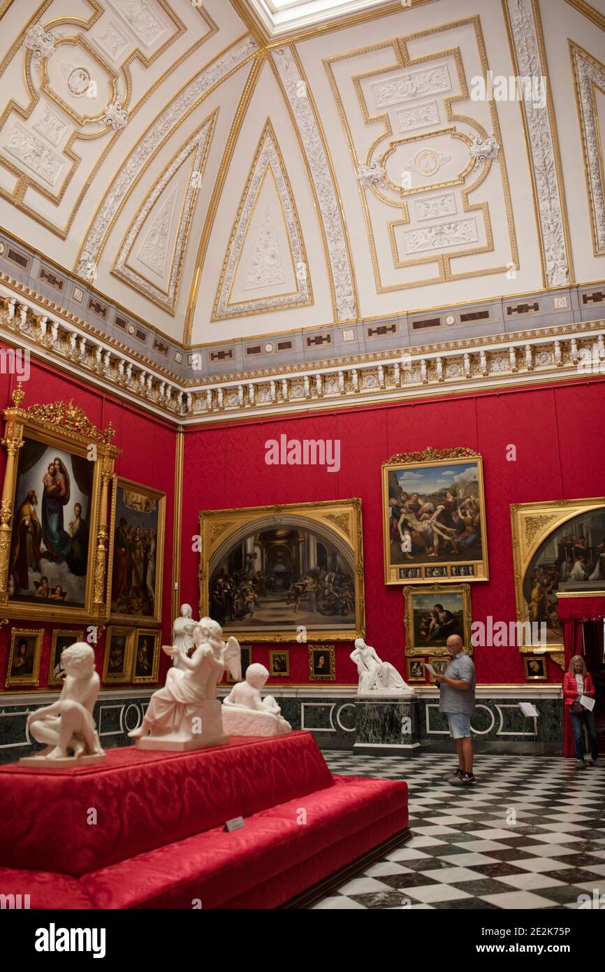 La salle des musées à l'intérieur du palais des Orangerie du parc de Sanssouci à Potsdam, en Allemagne, abrite des copies de l'art Renaissance de la famille royale prussienne. Banque D'Images