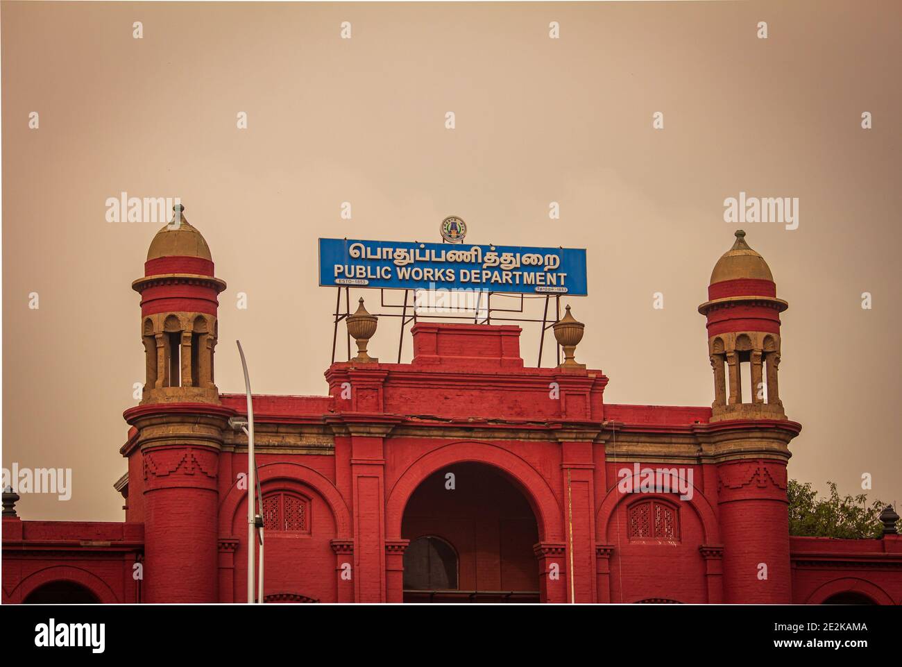 Chennai, Tamil Nadu, Inde - janvier 13 2021 : vue d'ensemble du bâtiment du département des travaux publics (prochainement PWD) qui abrite le bureau du gouvernement du Tamil Nadu Banque D'Images Chennai, Tamil Nadu, Inde - janvier 13 2021 : vue d'ensemble du bâtiment du département des travaux publics (prochainement PWD) qui abrite le bureau du gouvernement du Tamil Nadu Banque D'Images