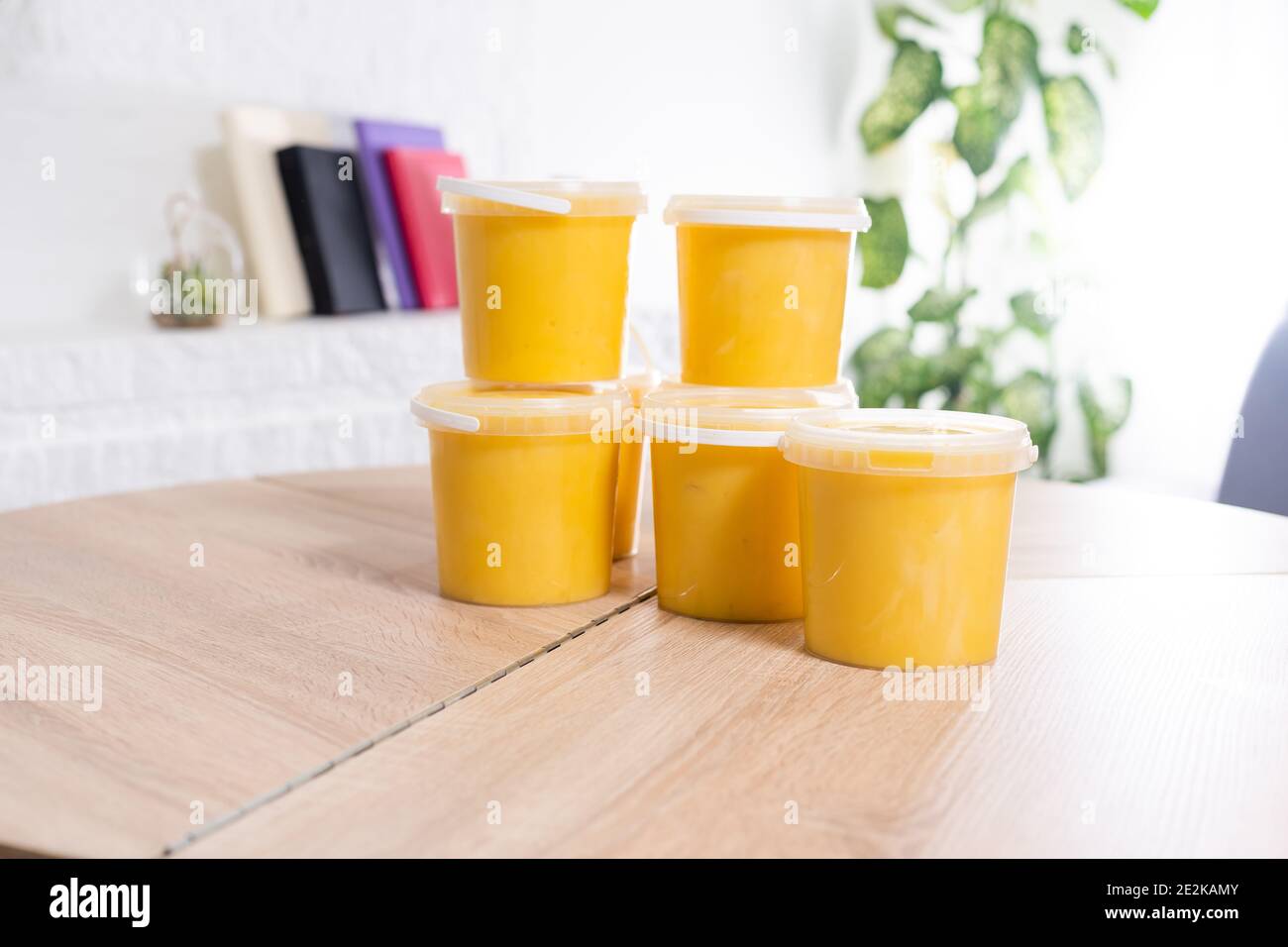 récipients en plastique avec miel, pots en plastique pour miel Banque D'Images
