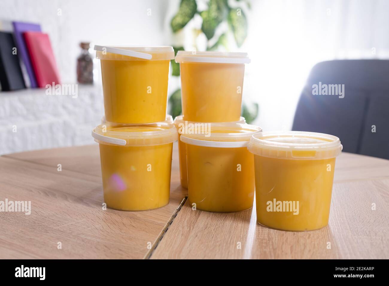 récipients en plastique avec miel, pots en plastique pour miel Banque D'Images