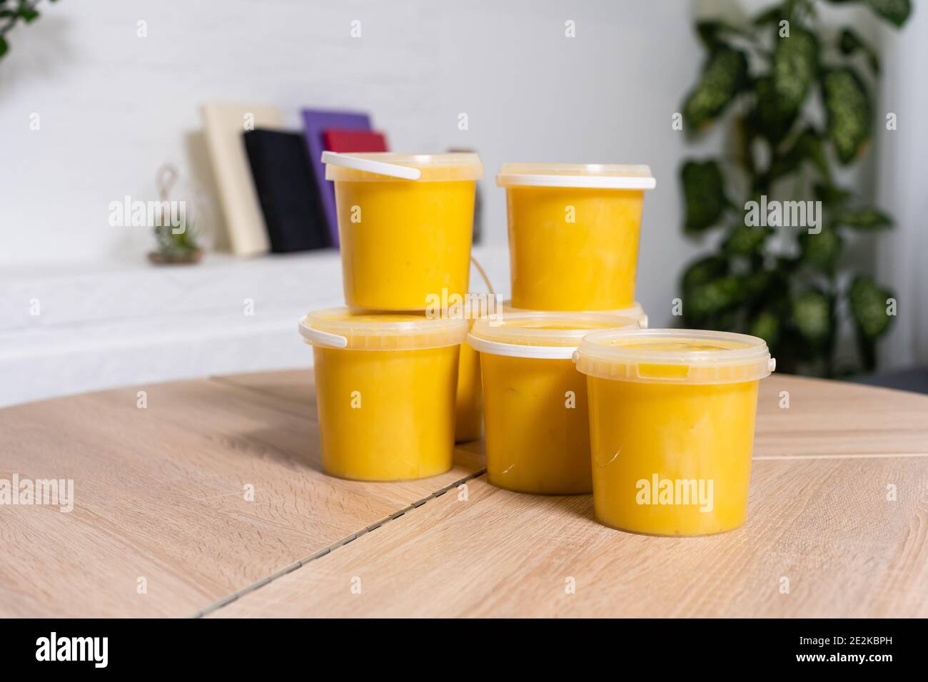 Grande quantité de miel dans des seaux en plastique prêts à être approvisionnées en magasin. Banque D'Images
