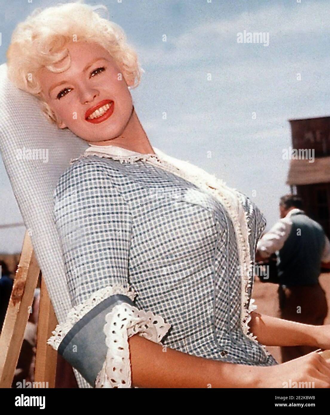 LE SHÉRIF DE FRACTURE DE LA MÂCHOIRE 1958 20th Century Fox film Avec Jayne Mansfield ici se détendre sur le terrain en Espagne Banque D'Images