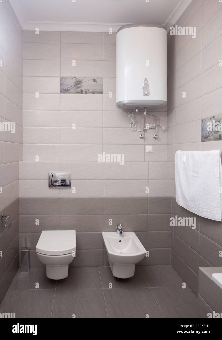 décor intérieur minimaliste, toilette d'appartement moderne, lavabo et chaudière dans des couleurs claires, personne, avec espace copie, vertical Banque D'Images