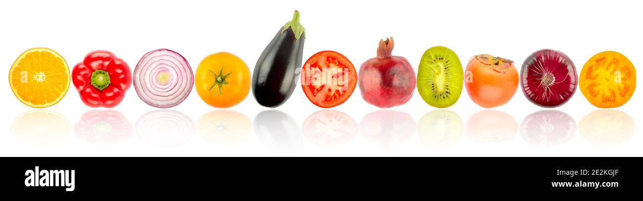 Fruits et légumes frais et lumineux en rangée avec réflexion isolé sur fond blanc Banque D'Images