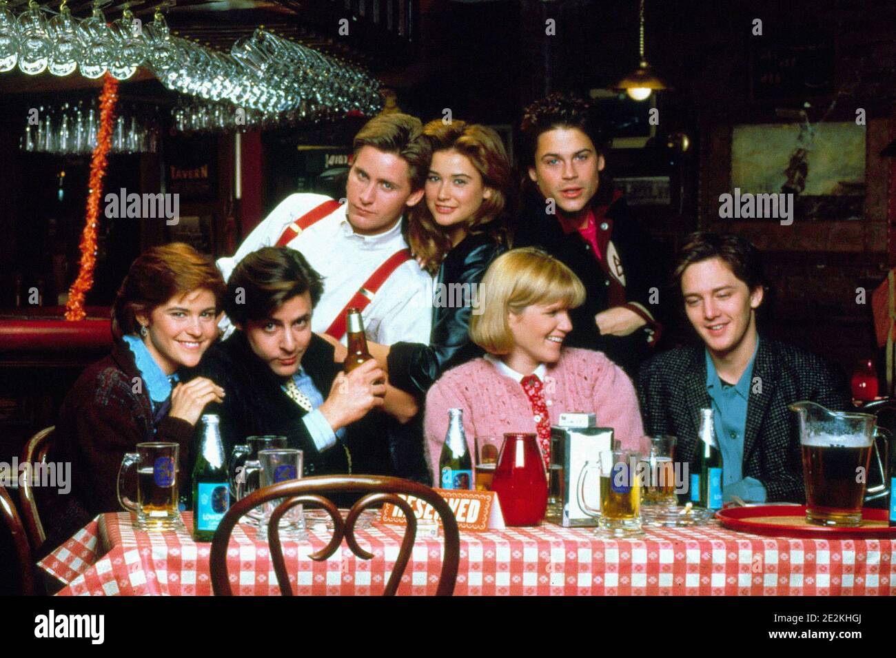 Ally Sheedy, Judd Nelson, Emilio Elevez, demi Moore, Mare Winningham, Rob Lowe, Andrew McCarthy, T. Elmo's Fire' (1985) Columbia photos / photo crédit: Lorey Sebastian / référence du dossier # 34082-117THA Banque D'Images