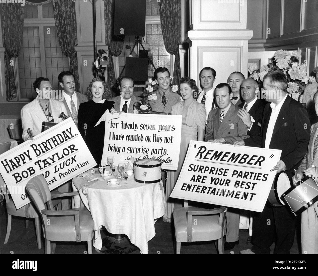 ROBERT TAYOR a surprise anniversaire célébration le 5 août 1939 sur le set de son dernier film SE SOUVENIR ? Avec de gauche Directeur adjoint AL SHENBERG Directeur NORMAN Z. McLeod co-star GREER GARSON Studio Executive EDDIE MANNIX ROBERT TAYLOR et MYRNA LOY et WILLIAM POWELL avec le Directeur W.S. VAN DIKE (holding right Tritter) qui travaillaient tous sur UNE AUTRE PUBLICITÉ DE L'HOMME MINCE de Metro Goldwyn Mayer Banque D'Images