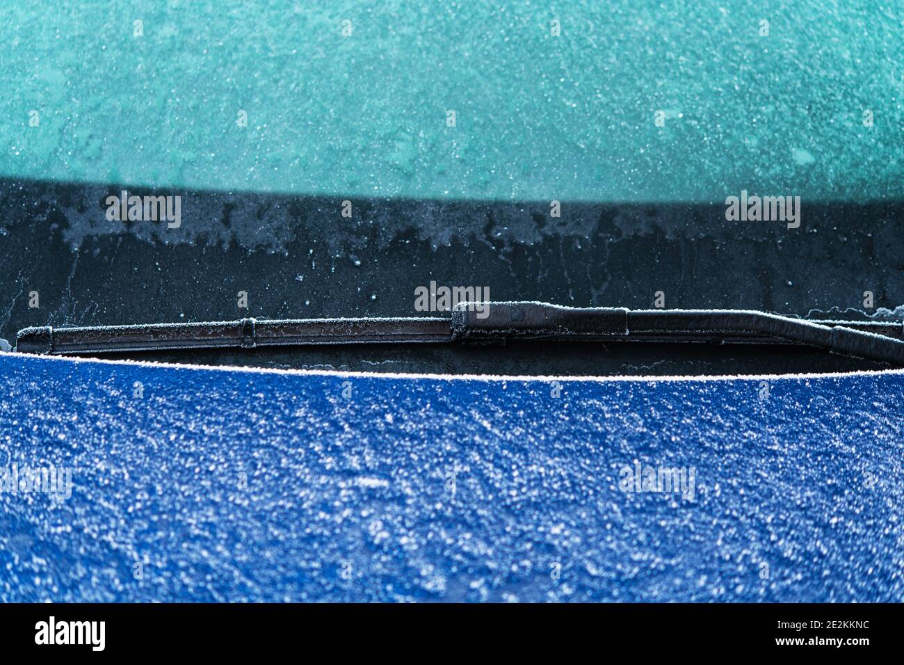 Les essuie-glaces de pare-brise de voiture moderne sont gelés en hiver gros plan. Entretien des heures d'hiver de l'automobile. Banque D'Images