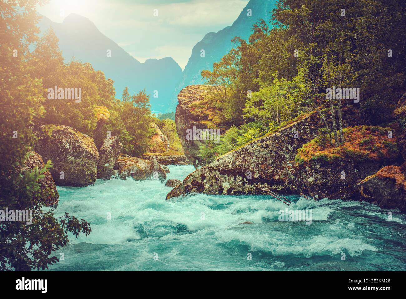 Pittoresque rivière montagnarde immaculée avec de grands Boulders quelque part en Norvège. Paysage norvégien d'été. Banque D'Images