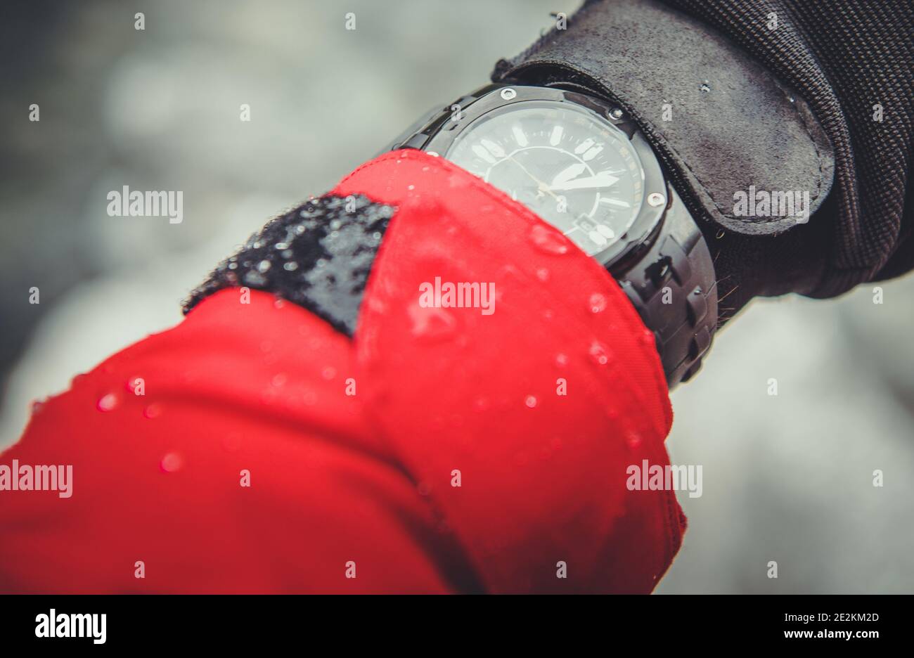 Extreme Sports et Expedition Timepiece sur Mountain Hiker Wrist. Montre à quartz analogique ultime dans des conditions météorologiques extrêmes. Résistant à l'eau. Banque D'Images