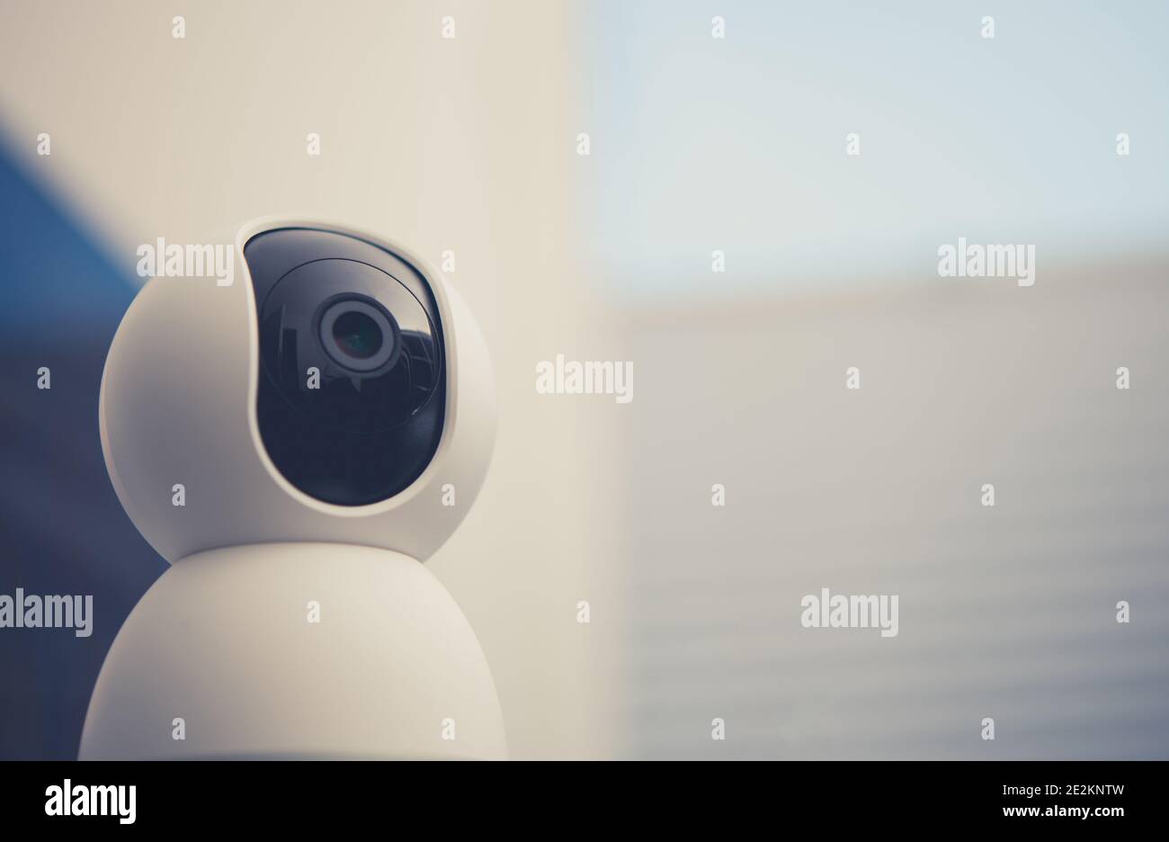 Caméra de surveillance à 360 degrés PTZ intérieure moderne avec éclairage infrarouge de vision nocturne intégré. Vidéosurveillance résidentielle moderne Banque D'Images