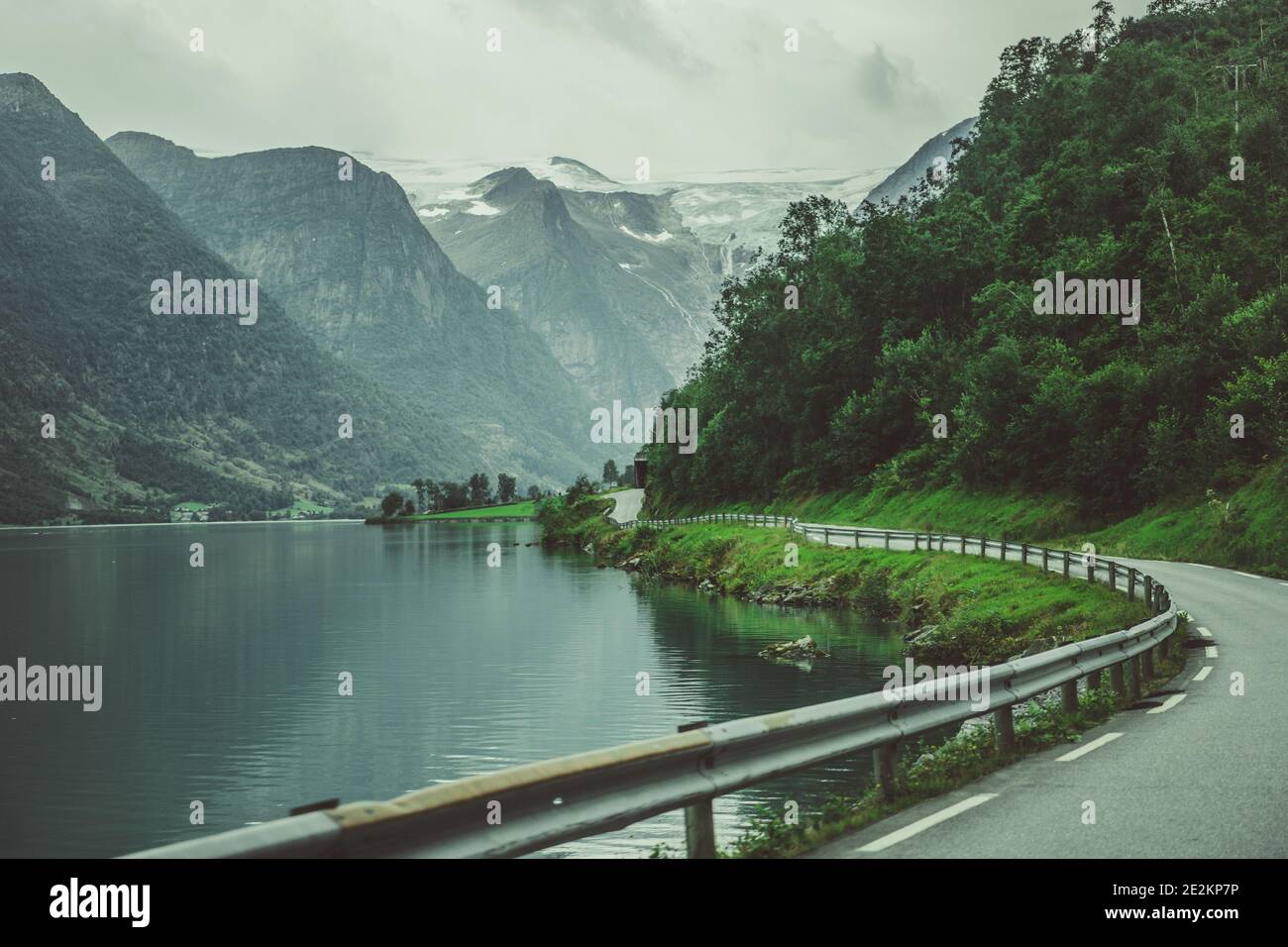 Route norvégienne pittoresque le long du lac glaciaire. Sud-Ouest de la Norvège. Heure d'été. Paysage alpin avec glacier à distance. Banque D'Images