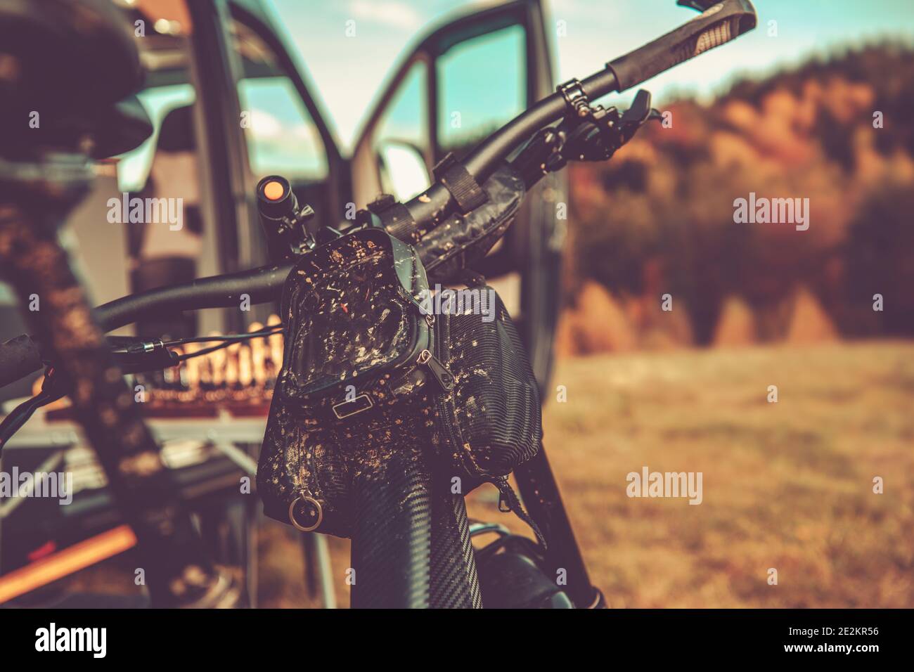 Dirty Mountain Bike and RV Camper Van. Temps de camping actif à l'extérieur. Vélo, randonnée et camping. Banque D'Images