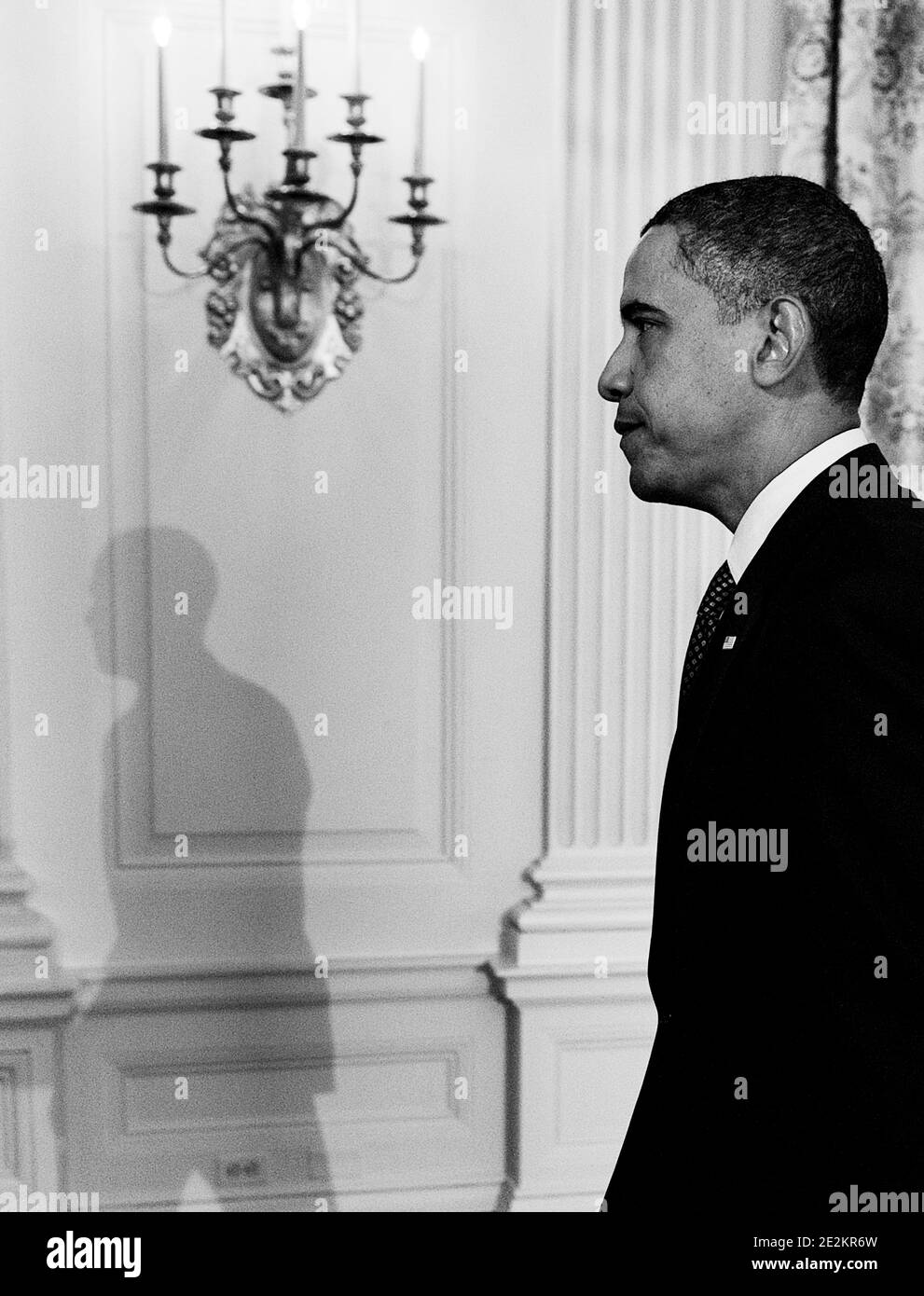« ÉTATS-UNIS Le président Barack Obama prononce un discours sur la tentative d'attentat terroriste le jour de Noël dans la salle à manger de l'État à la Maison Blanche à Washington, DC, Etats-Unis, le 7 janvier 2010. Obama a déclaré jeudi que « le buck s'arrête avec moi » pour la sécurité de la nation, prenant la responsabilité des échecs qui ont conduit à l'attaque de Noël presque désastreuse sur un avion de ligne à Détroit et jurant les problèmes serait corrigé. Photo de Olivier Douliery /ABACAPRESS.COM' Banque D'Images
