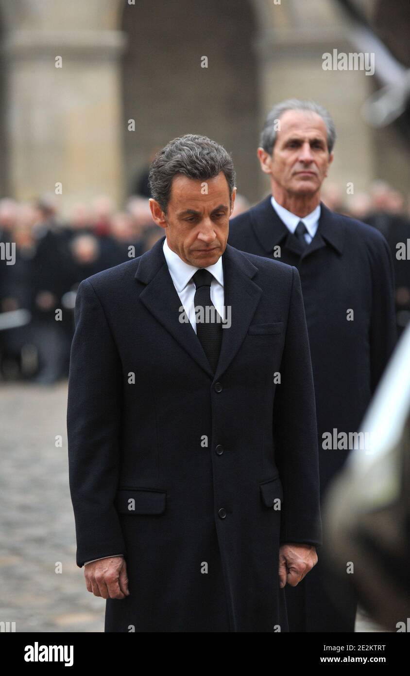 Le président français Nicolas Sarkozy et Hubert Falco assistent aux funérailles de l'église Saint-Louis des Invalides à Paris, France, le 11 janvier 2010. Photo de Thierry Orban/ABACAPRESS.COM Légende locale 591664 Banque D'Images