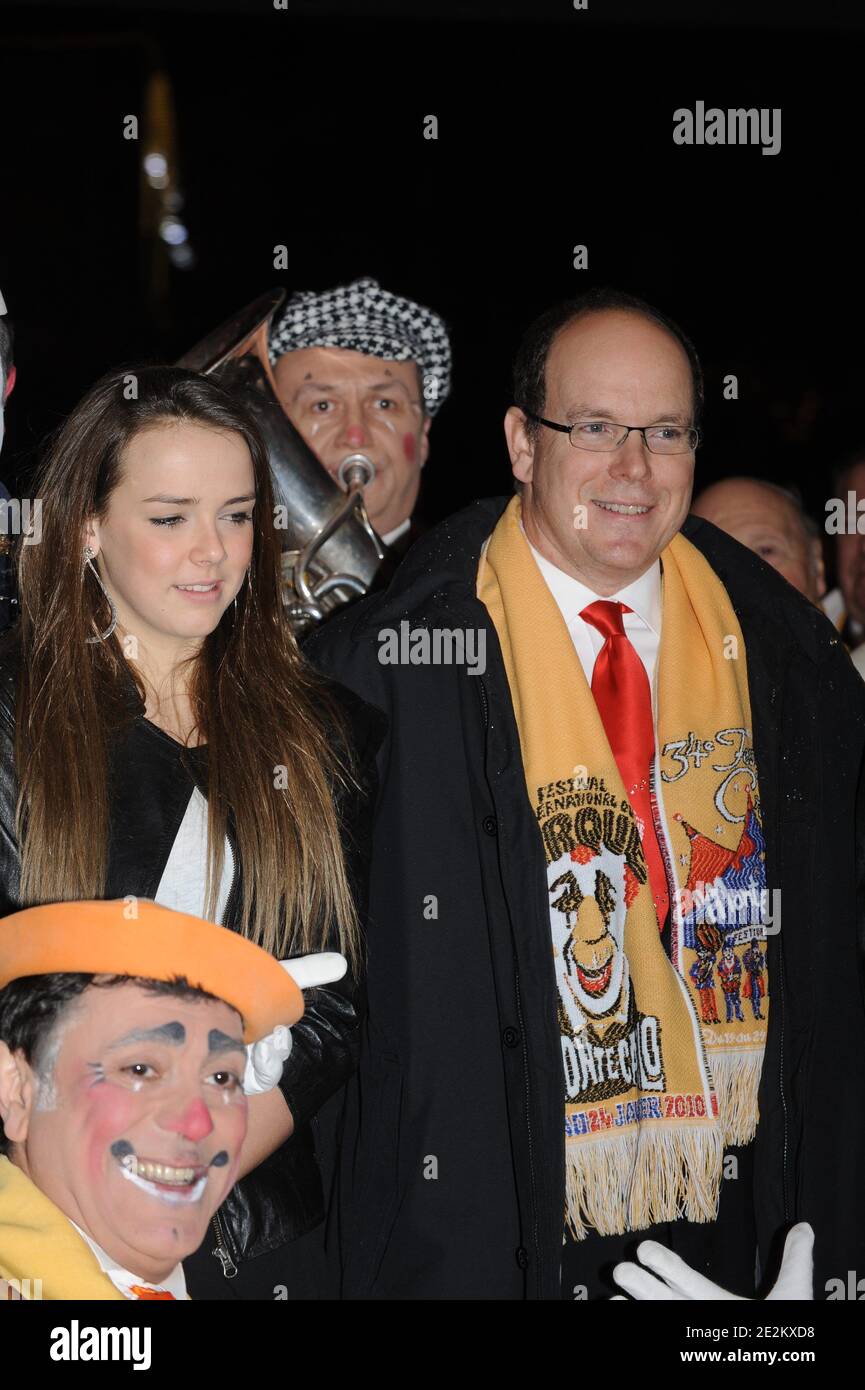 Le Prince Albert de Monaco et la fille de la princesse Stéphanie Pauline arrivent au 34e Festival international du Cirque de Monte Carlo, à Monte Carlo, Monaco, le 14 janvier 2010. Photo de Benainous /Pool/ABACAPRESS.COM Banque D'Images