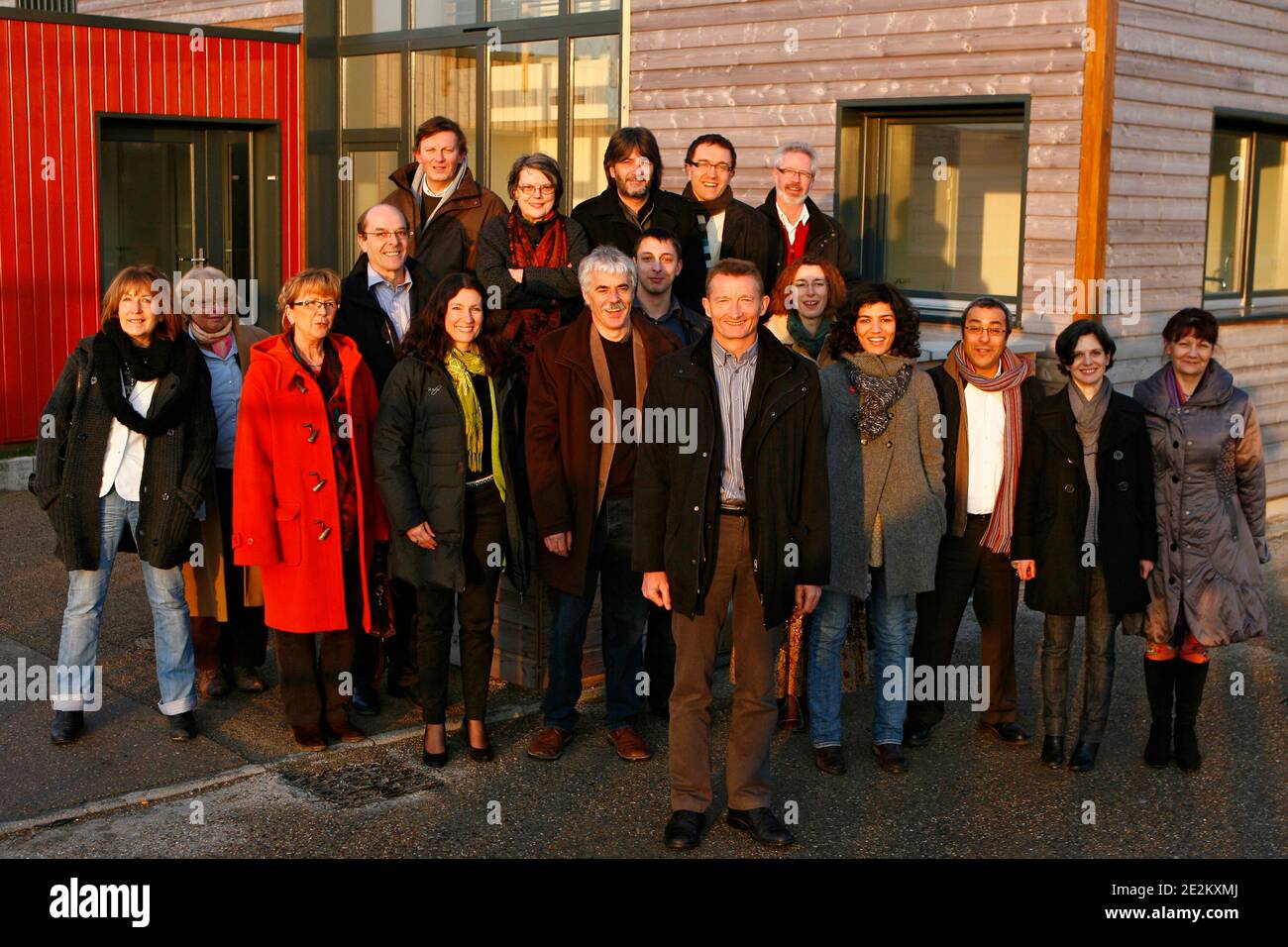 Jean-François Caron (C), maire de Loos-en-Gohelle et tete de liste régionale entourage de ses co-listiers lors de la présentation de la liste Europe Ecologie pour les élections régionales de mars 2010 dans le Nord pas-de-Calais a Loos-en-Gohelle, nord de la Banque D'Images