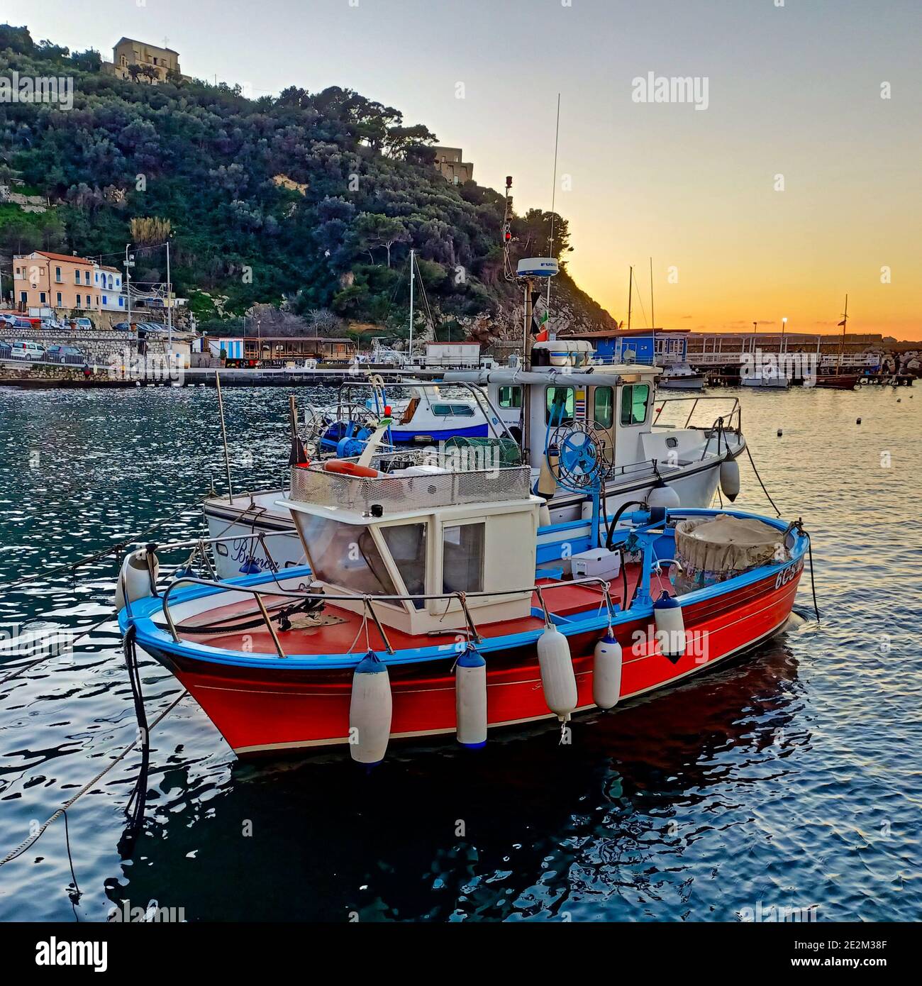 Bateaux dans le petit port de Massa Lubrense, une vieille ville de la province de Naples. Banque D'Images