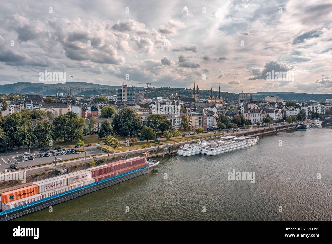 Koblenz, Allemagne - 1 août 2020 : tir de drone aérien de Deutsch Eck quai  avec vue sur l'église de Florinskirche Photo Stock - Alamy