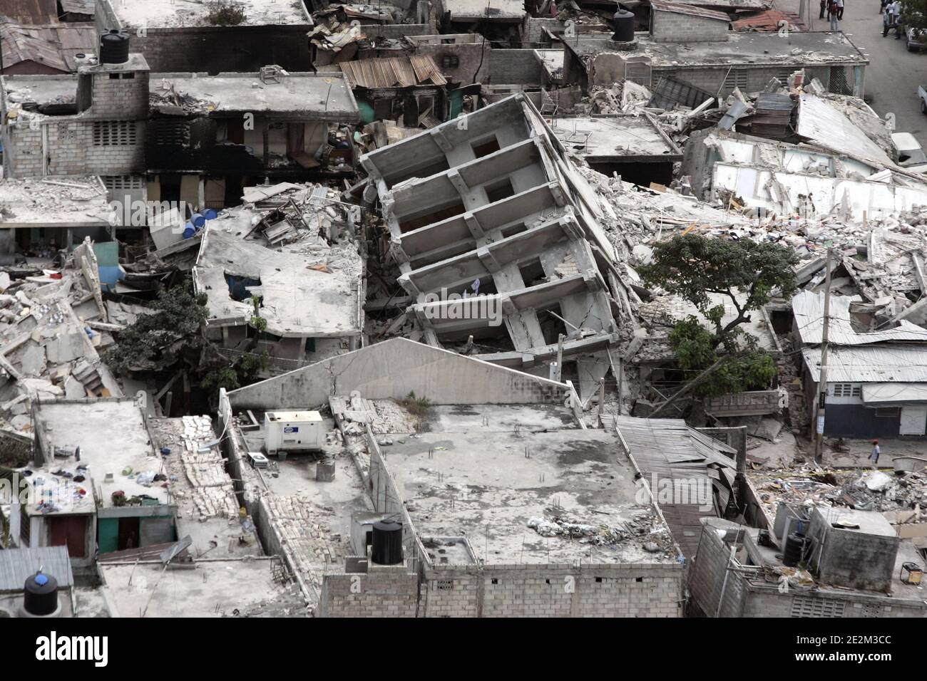 Port-au-Prince, Haïti, le 19 janvier 2010. Vue aérienne montrant les dommages causés à Port-au-Prince à la suite d'un tremblement de terre dévastateur le 12 janvier 2010. Le 14 janvier 2010, l'ONU et les organismes d'aide ont averti qu'ils étaient confrontés à un « défi logistique majeur » pour obtenir des secours essentiels aux survivants du tremblement de terre mortel d'Haïti. Photo de Sébastien Dufour/ABACAPRESS.COM Banque D'Images