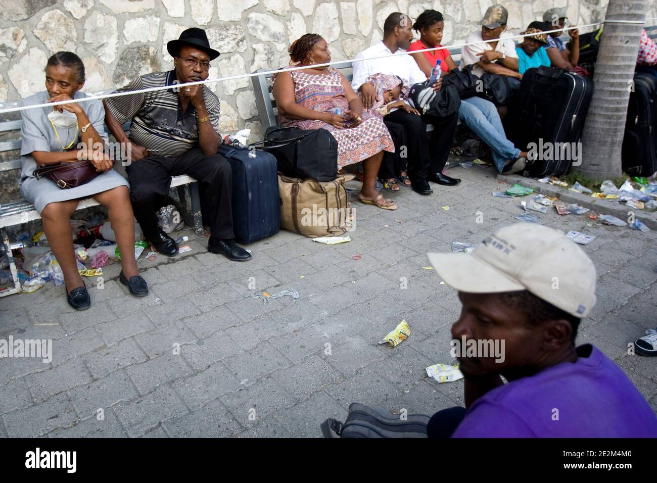 Les Haïtiens attendent devant l'ambassade du Canada à Port-au-Prince Haïti le 21 janvier 2010. Photo par Marco Dormino/un via ABACAPRESS.COM Banque D'Images