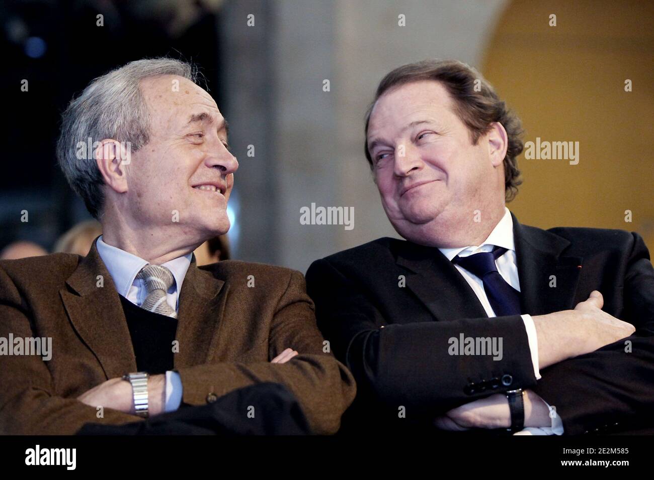 Jean Tiberi et Pierre Charon, président-conseiller français, assistent à  une réunion du chef du parti UMP français pour les élections régionales  2010 en Ile de France, le 21 janvier 2010 à Paris,