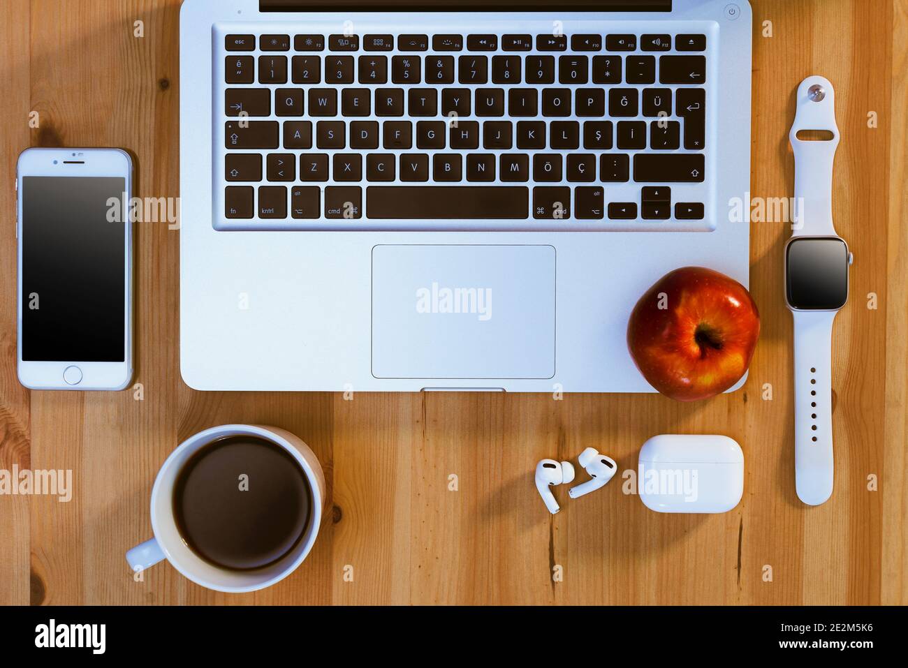 Izmir, Turquie - 29 novembre 2020 : vue de dessus des produits de la marque Apple sur fond de bois. MacBook pro, iPhone 8, airpods pro, pomme rouge, une pomme wa Banque D'Images