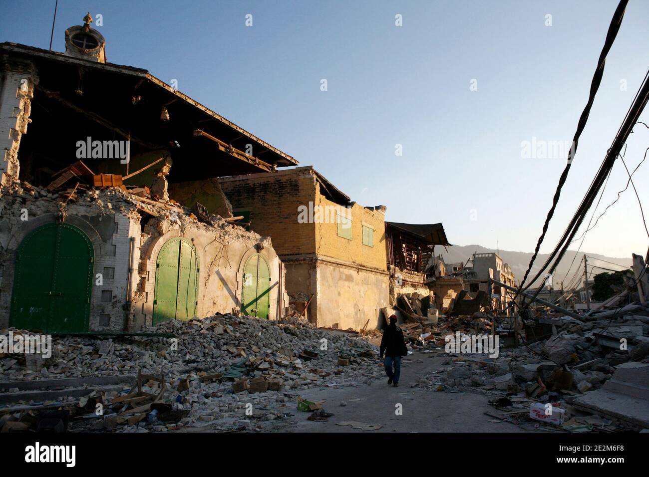 Le 21 janvier 2010, les nombreux bâtiments coloniaux et lignes électriques sont réduits en décombres dans le centre-ville de Port-au-Prince, en Haïti. Photo de Sophia Paris/un via ABACAPRESS.COM Banque D'Images