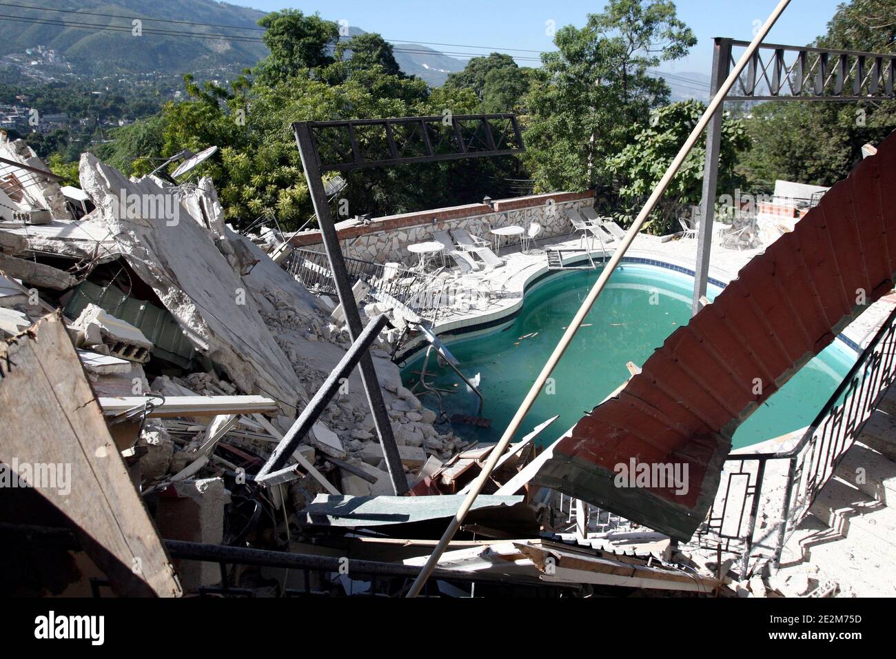 EXCLUSIF - Nathalie et Michel gendarmes en Haïti refait dans le lieu ou deux sous-officiers de gendarmerie déployes dans le cadre de la mission MINUSTAH (Mission des Nations unies pour la stabilisation en Haïti) ont ete tues suite a l'effondement du batiment qu'ils paient a Port-au-Prince le 22 2010. Photo de Sébastien Dufour/ABACAPRESS.COM Banque D'Images