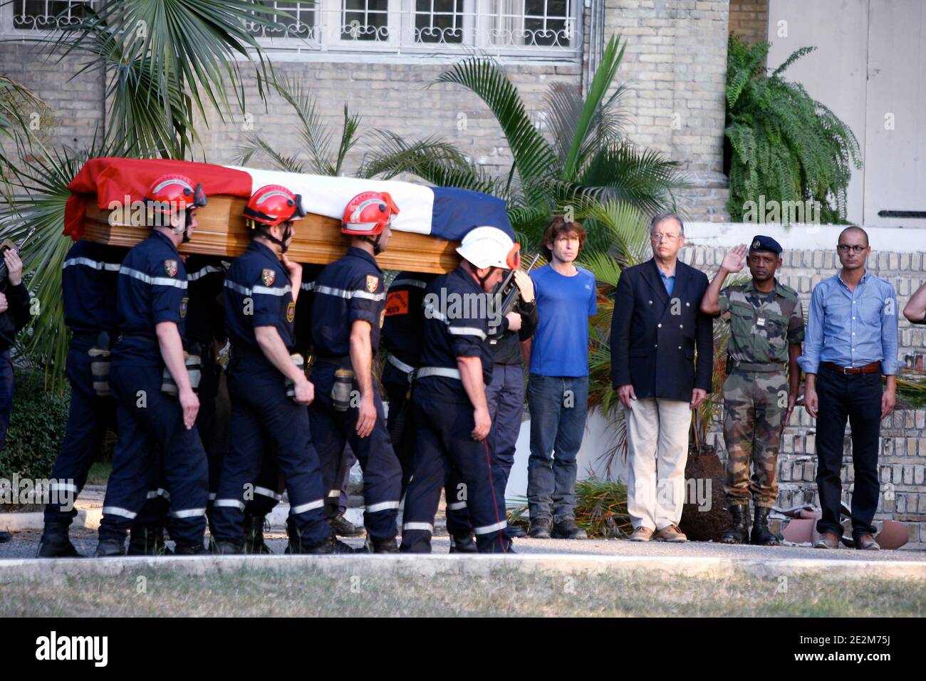 Hommage à Port au Prince aux deux gendarmes francais dénigus (en présence des deux collègues Nathalie et Michel) lors du sisme en Haïti le 22 janvier 2010. Photo de Sébastien Dufour/ABACAPRESS.COM Banque D'Images