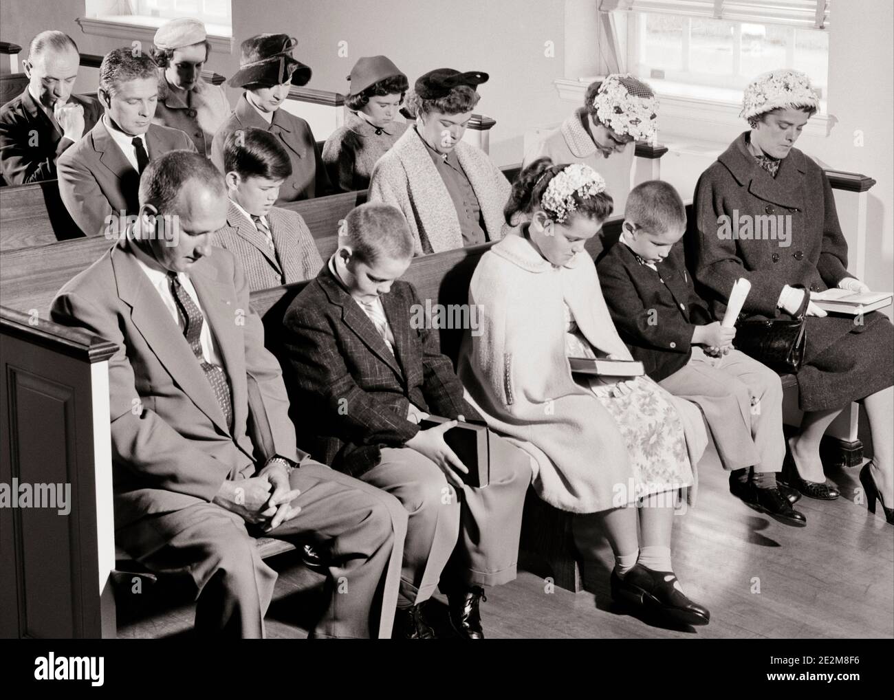 ANNÉES 1950 CONGRÉGATION DES HOMMES DÉVORÉS FEMMES ET ENFANTS ASSIS ENSEMBLE DANS L'ÉGLISE, DES RAGOÛTS AVEC DES TÊTES BADURÉES DANS LA PRIÈRE - C4043 HAR001 HARS FEMMES PERSONNES INSPIRATION HOMMES SPIRITUALITÉ CHRÉTIENNE B&W SERVICES CONGRÉGATION RELIGIEUSE ET CHRISTIANISME DE HAUT ANGLE PRIENT DANS LE RAPPORT CONCEPTUEL LES RAGOÛTS DÉVOUÉS RÉVÉRENT ÉLÉGANT SOUTIEN FIDÈLE BADUQUE FOI MINEURS SPIRITUEL TOGETHERNESS PARTICIPATION CROYANCE NOIR ET BLANC CAUCASIEN ETHNICITÉ DÉVOT HAR001 INSPIRATION À L'ANCIENNE Banque D'Images