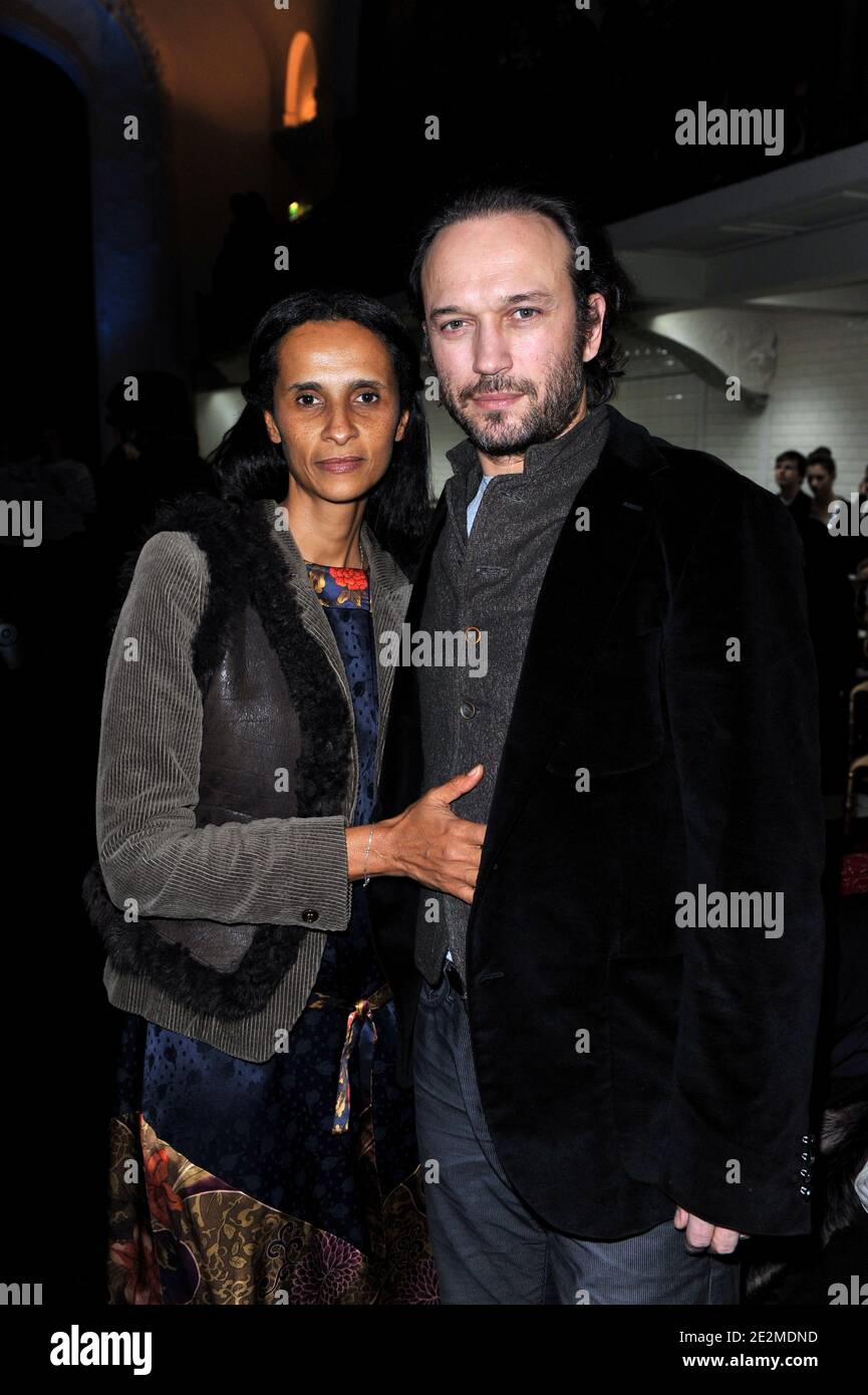 Vincent Perez et Karine Silla assistent à la collection Jean-Paul Gaultier Printemps-été 2010 haute-Couture à Paris, France, le 27 janvier 2010. Photo de Nicolas Gouhier/ABACAPRESS.COM Banque D'Images