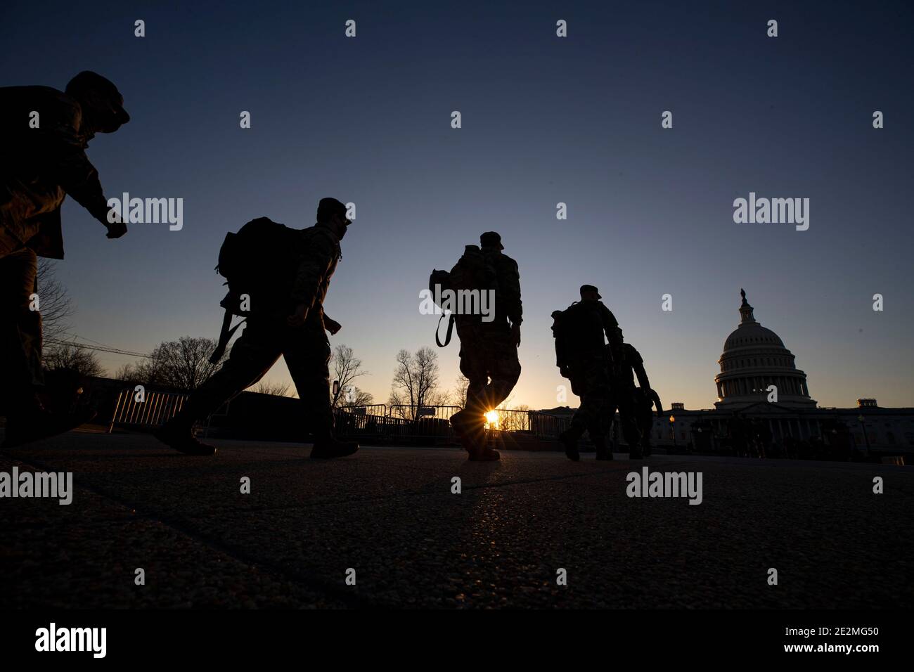 Washington, États-Unis. 12 janvier 2021. Des soldats américains et des aviateurs de la Garde nationale du New Jersey arrivent au Capitole pour établir des postes de sécurité à la suite de l'insurrection des émeutiers pro-Trump le 12 janvier 2021 à Washington, DCMore plus de 10,000 soldats de la garde nationale ont été déployés pour assurer la sécurité de la 59e inauguration présidentielle. Credit: Planetpix/Alamy Live News Banque D'Images