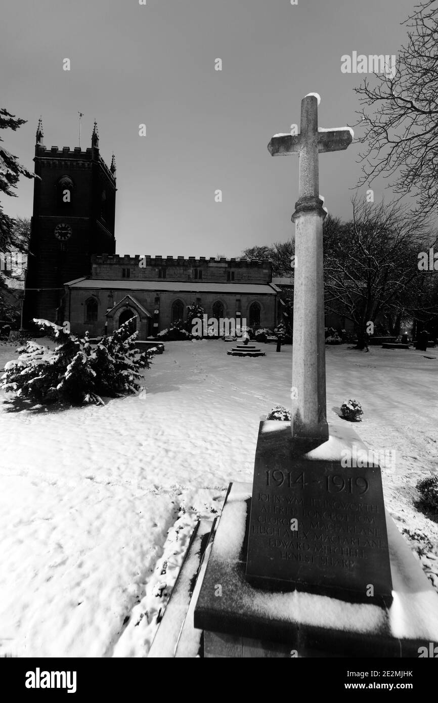 St Mary's Church & War Memorial à Swillington, West Yorkshire. Banque D'Images